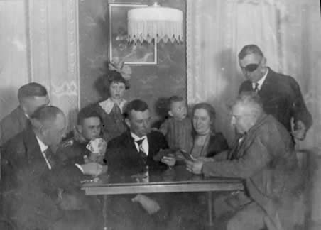 "Neuhöfer Opa", Adolf Steinleitner, rechts am Tisch sitzend, beim Skat