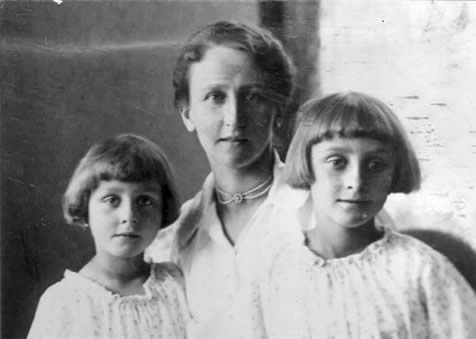 Elisabeth Lemke mit den Kindern Brigitte (li) und Urte (re) 