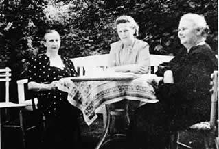 Elisabeth Jankowsky, links, NN (weißt Du, wer das ist?) und Erna Sehmsdorf in Pyrmont 